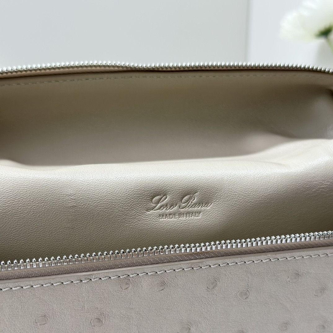 Loro Piana Extra Pocket backpack L23.5 Ostrich-grained Leather 23 x 21 x 8 cm