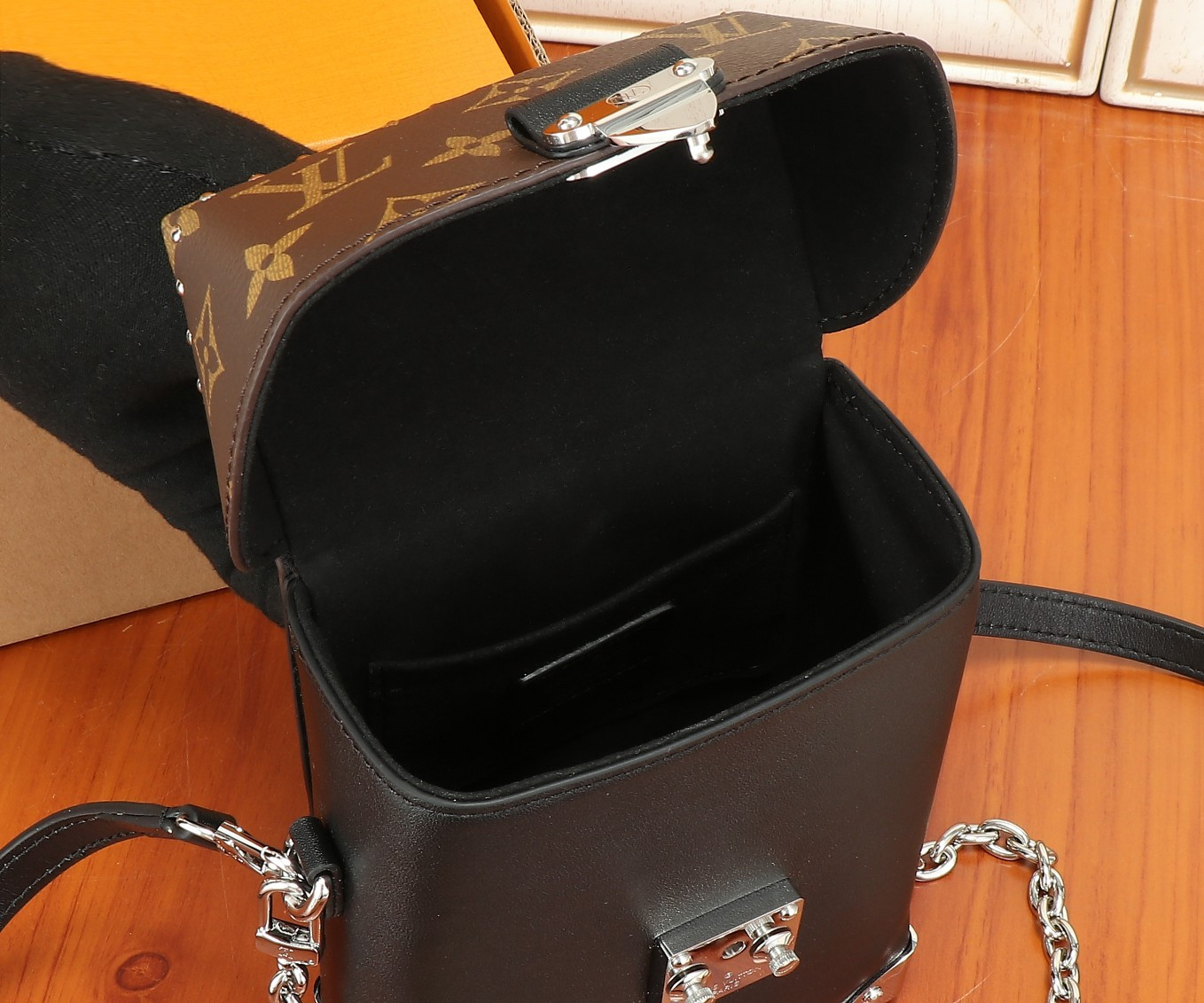 LV Camera Box M12362 12.5x17.6x6CM