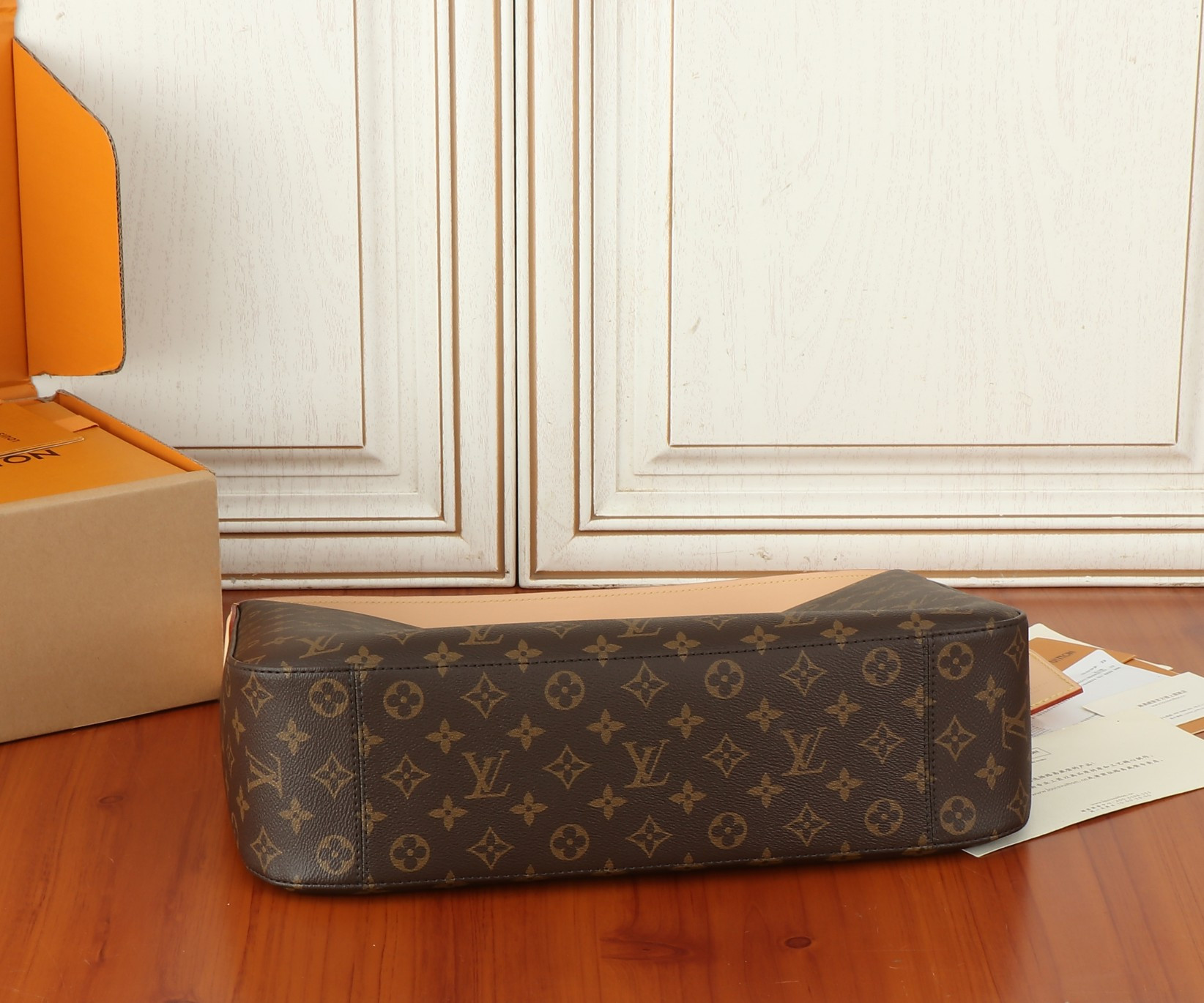 LV Slouchy MM M12098 31 x 11 x 40 cm