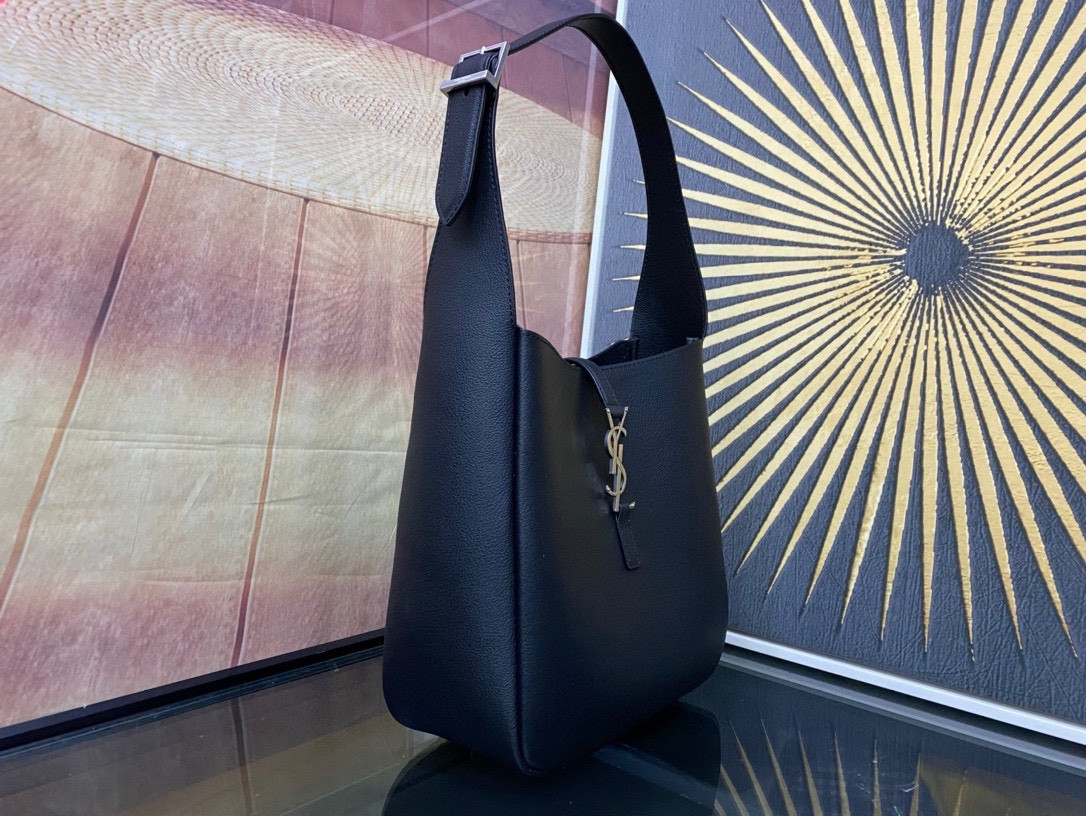 YSL LE 5 À 7  23x22x8cm