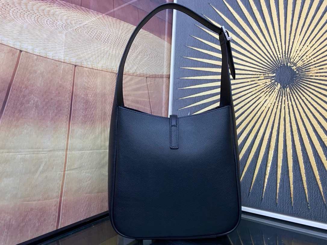 YSL LE 5 À 7  23x22x8cm