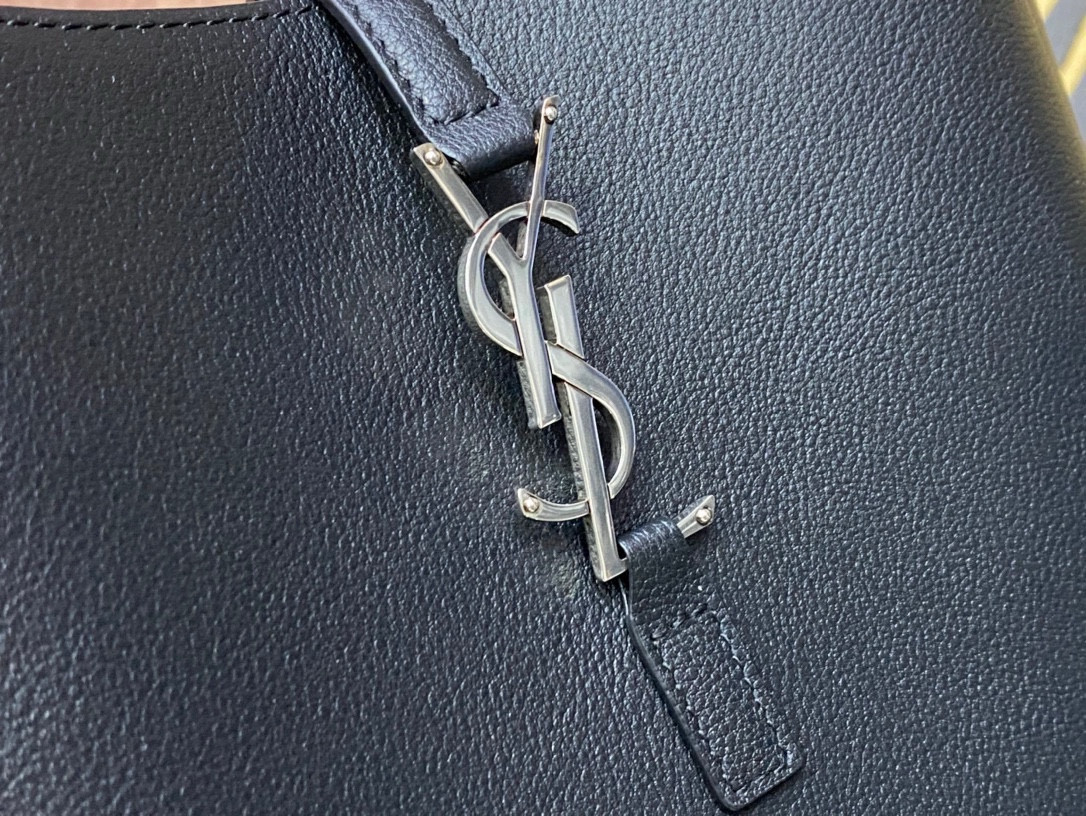 YSL LE 5 À 7  23x22x8cm