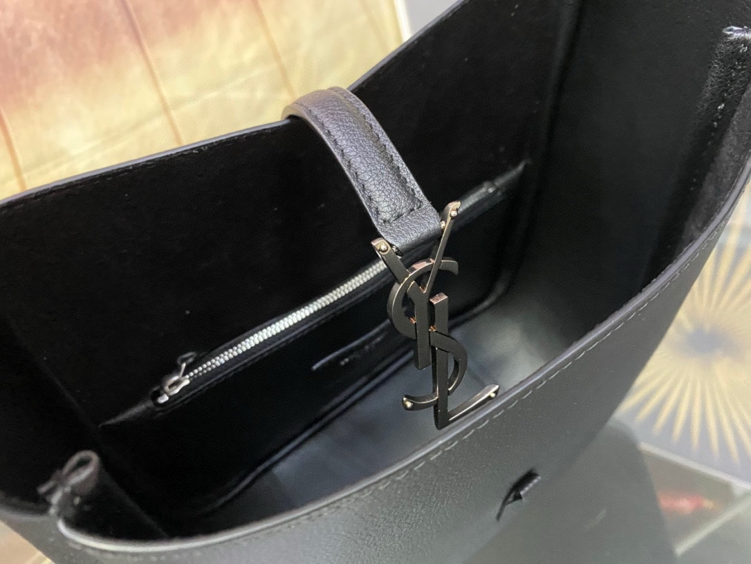 YSL LE 5 À 7  23x22x8cm