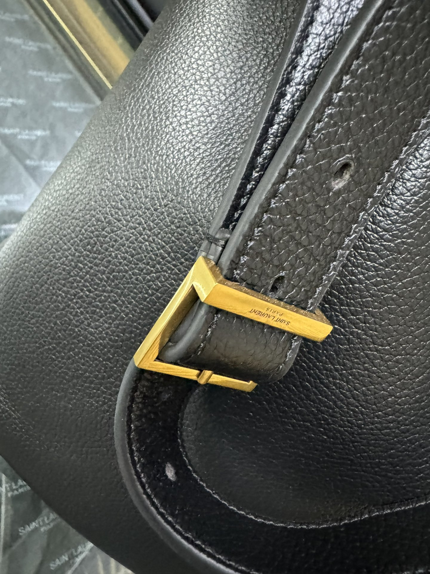 YSL LE 5 À 7 hobo in grained leather 26x31.5x13.5cm