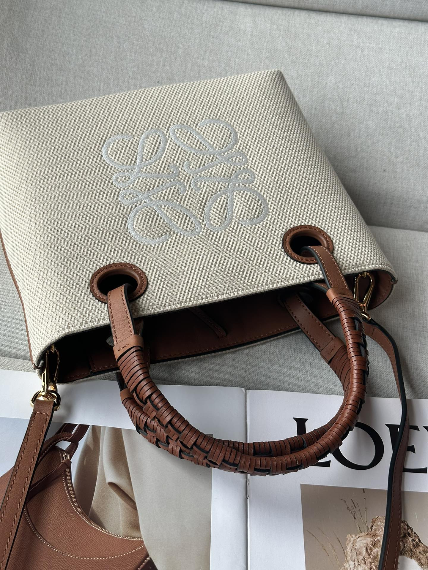 LOEWE Anagram Tote 22x9x19.5cm (no charm)