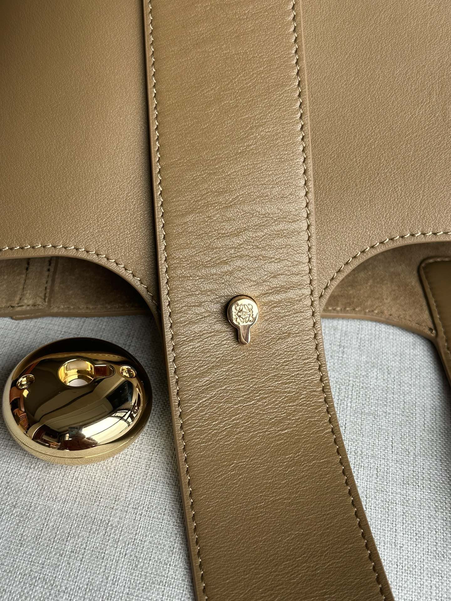 LOEWE Medium Pebble bucket in mellow calfskin 24.5x23.5x28cm