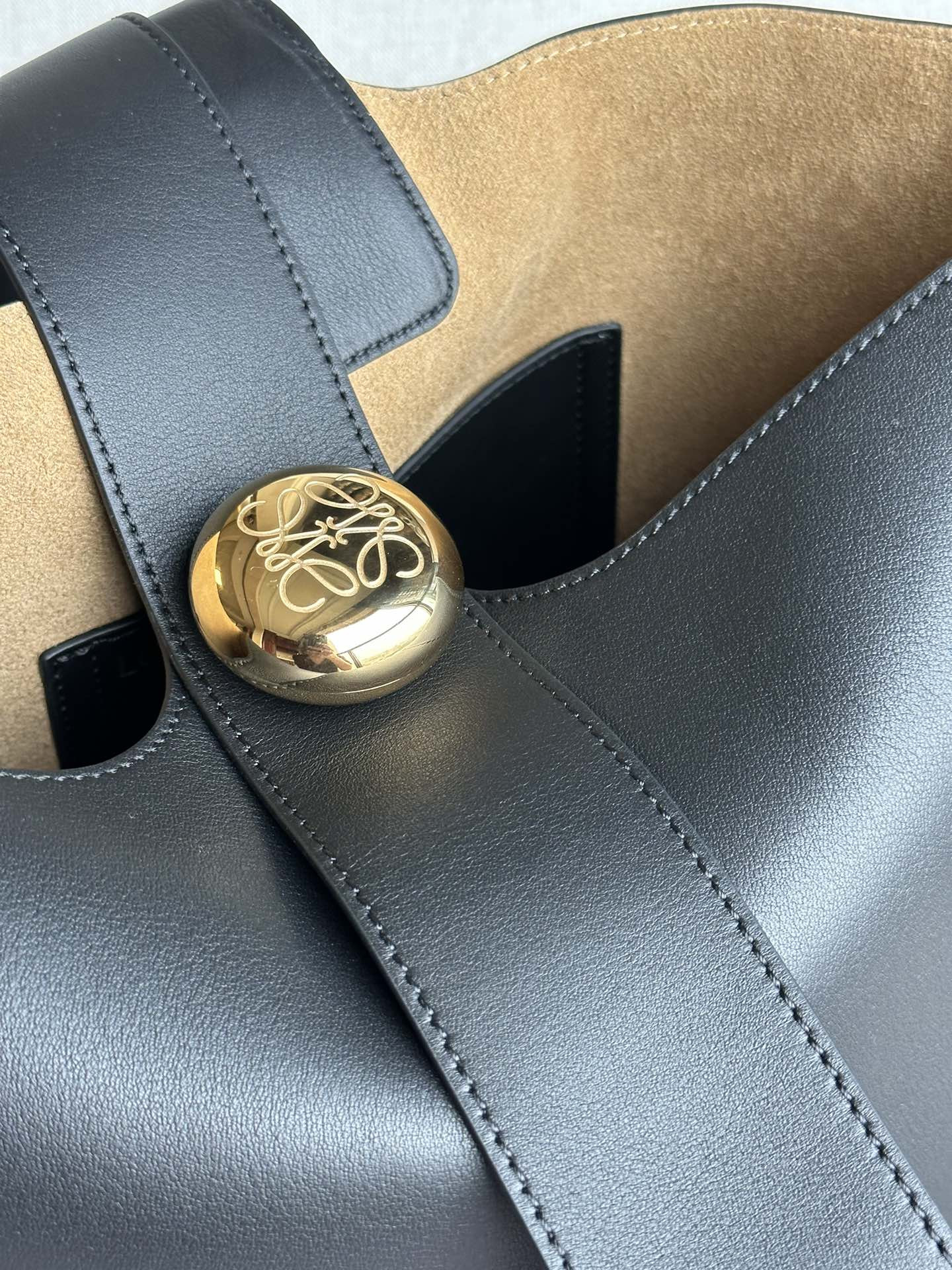 LOEWE Medium Pebble bucket in mellow calfskin 24.5x23.5x28cm