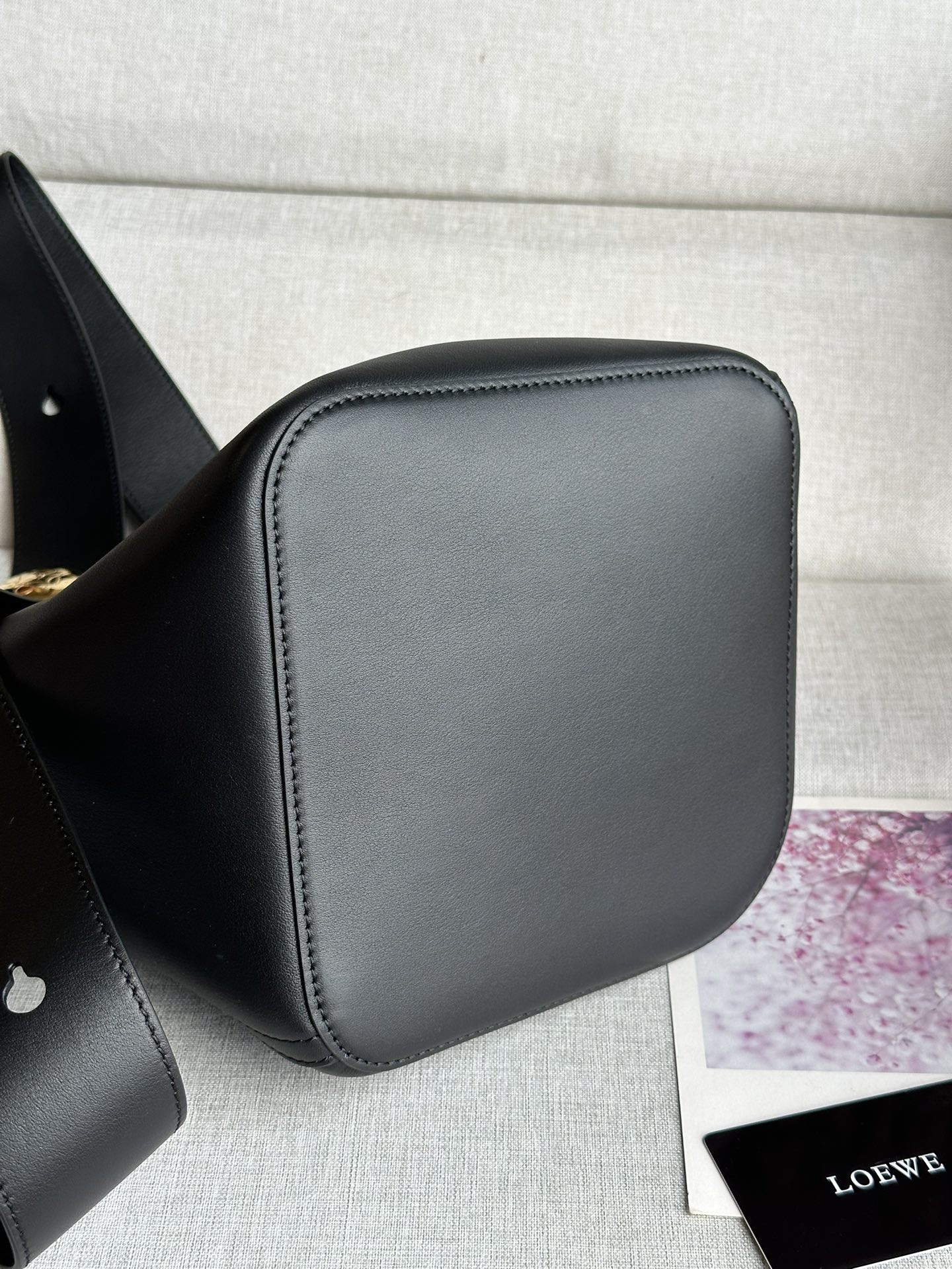 LOEWE Medium Pebble bucket in mellow calfskin 24.5x23.5x28cm