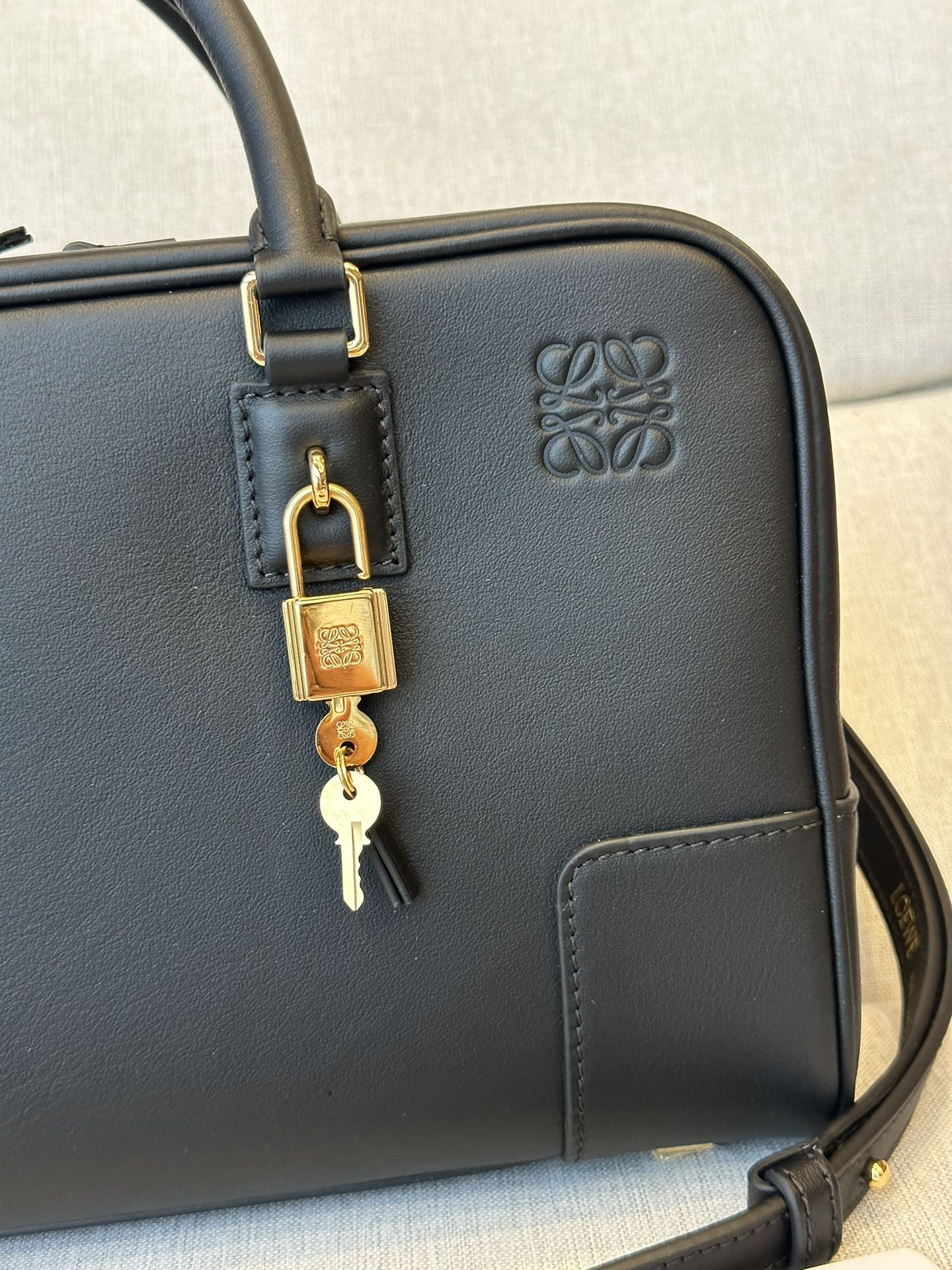 LOEWE Amazona 28 bag in nappa calfskin 28x18x11cm