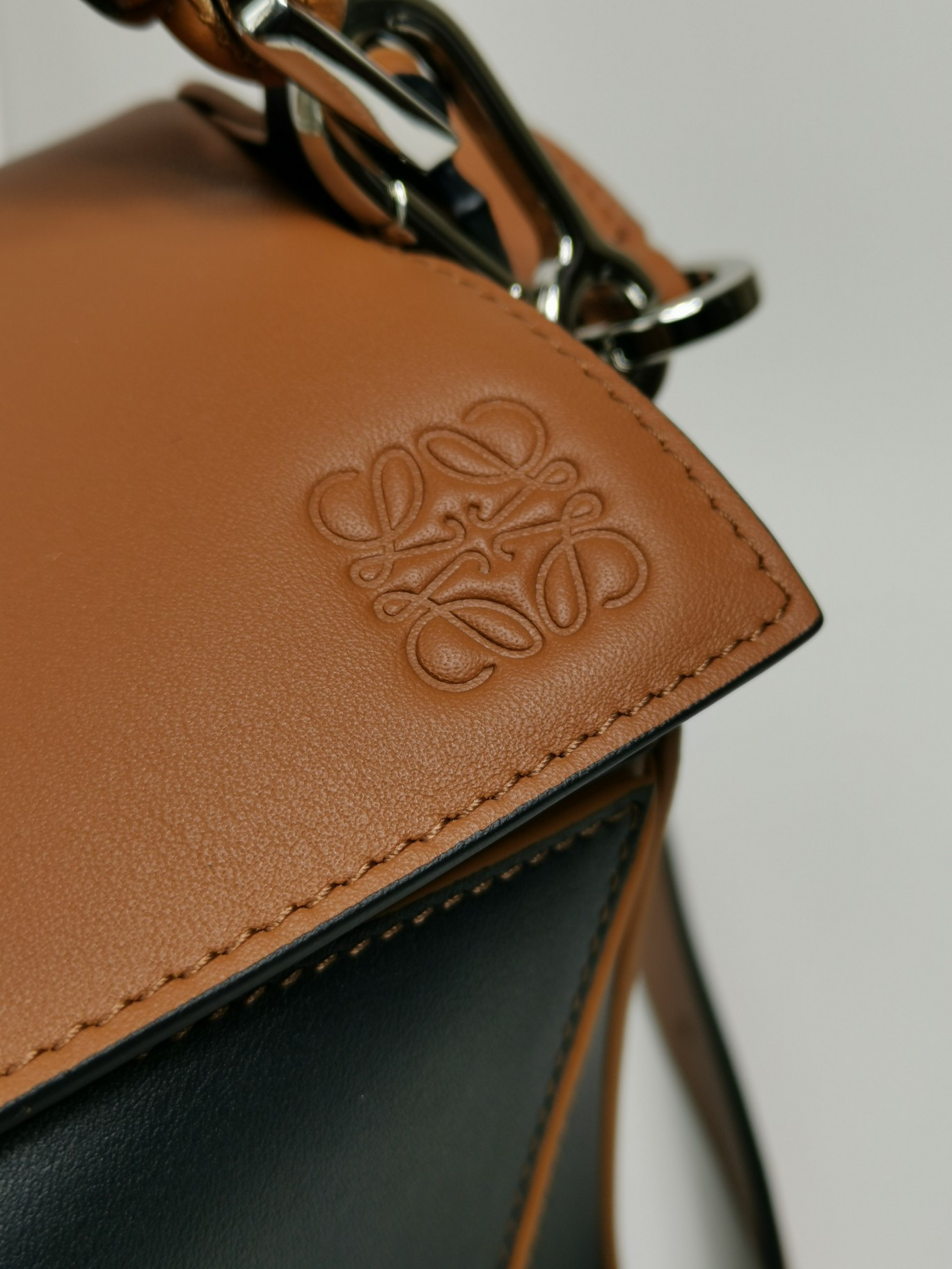 LOEWE Small Puzzle bag in classic calfskin 24x10.5x16.5cm