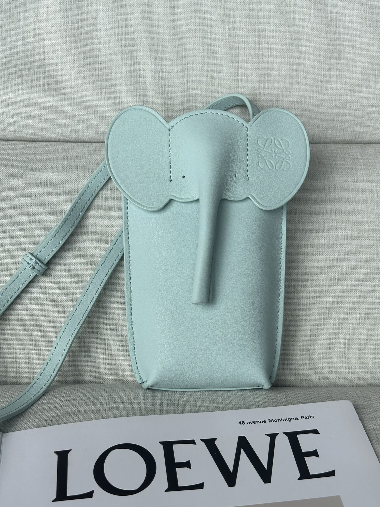 LOEWE Elephant Pocket in classic calfskin 18x8x4cm