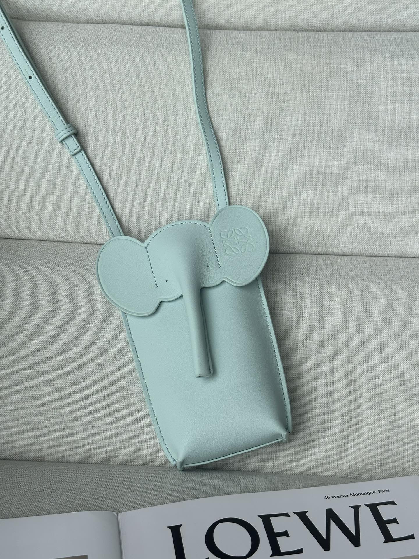 LOEWE Elephant Pocket in classic calfskin 18x8x4cm