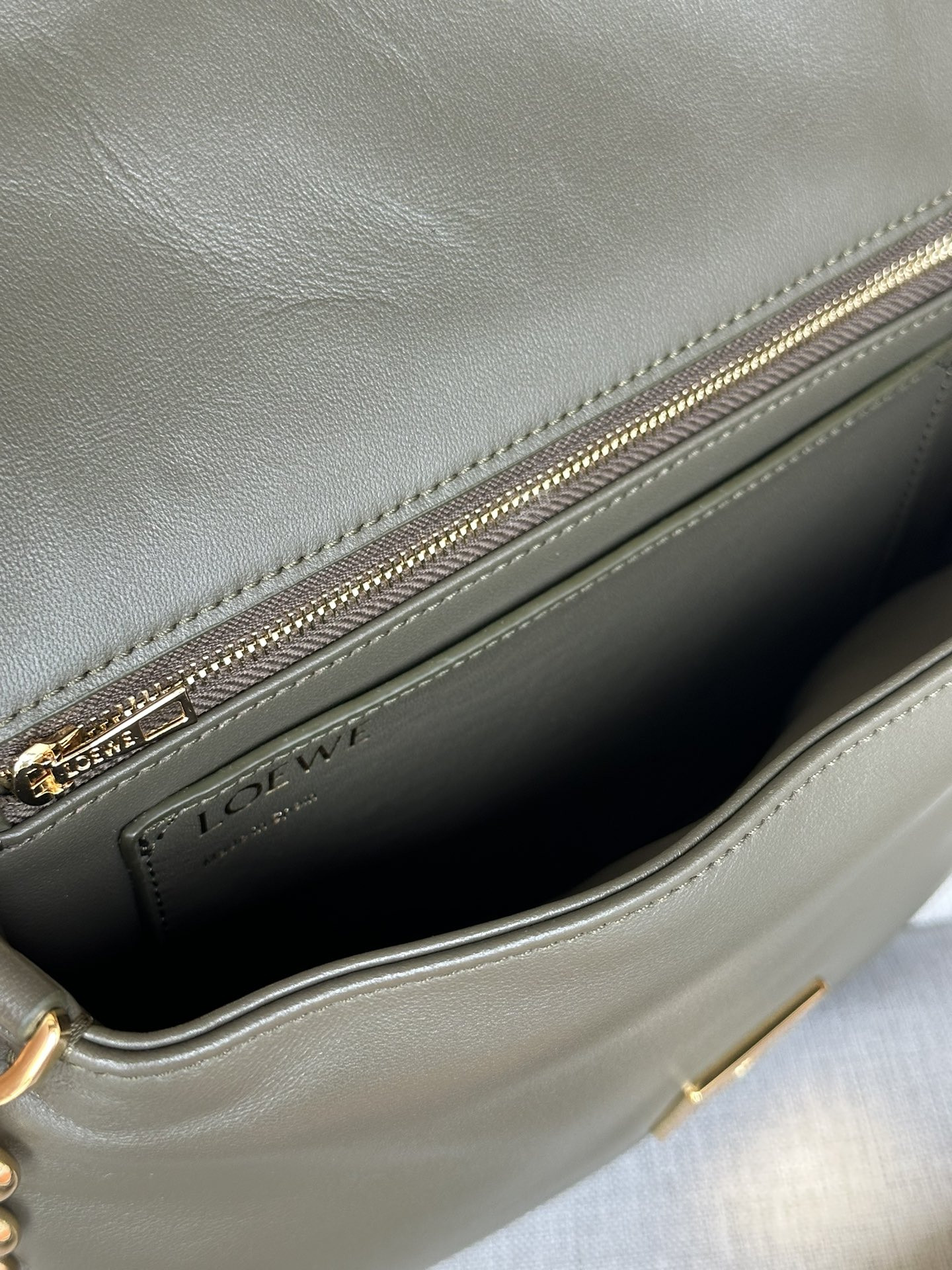 LOEWE Puffer Goya in pleated shiny nappa lambskin 23x17x9cm