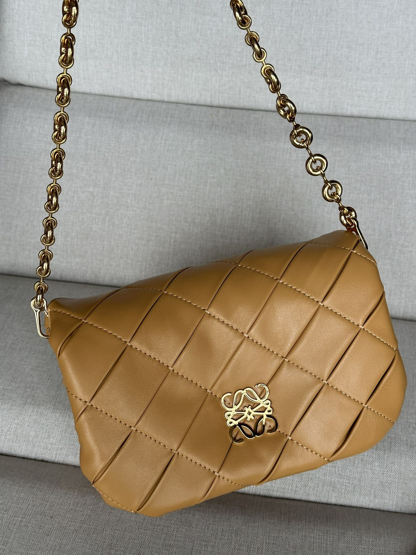 LOEWE Mini Puffer Goya in pleated shiny nappa lambskin 20x6x13cm