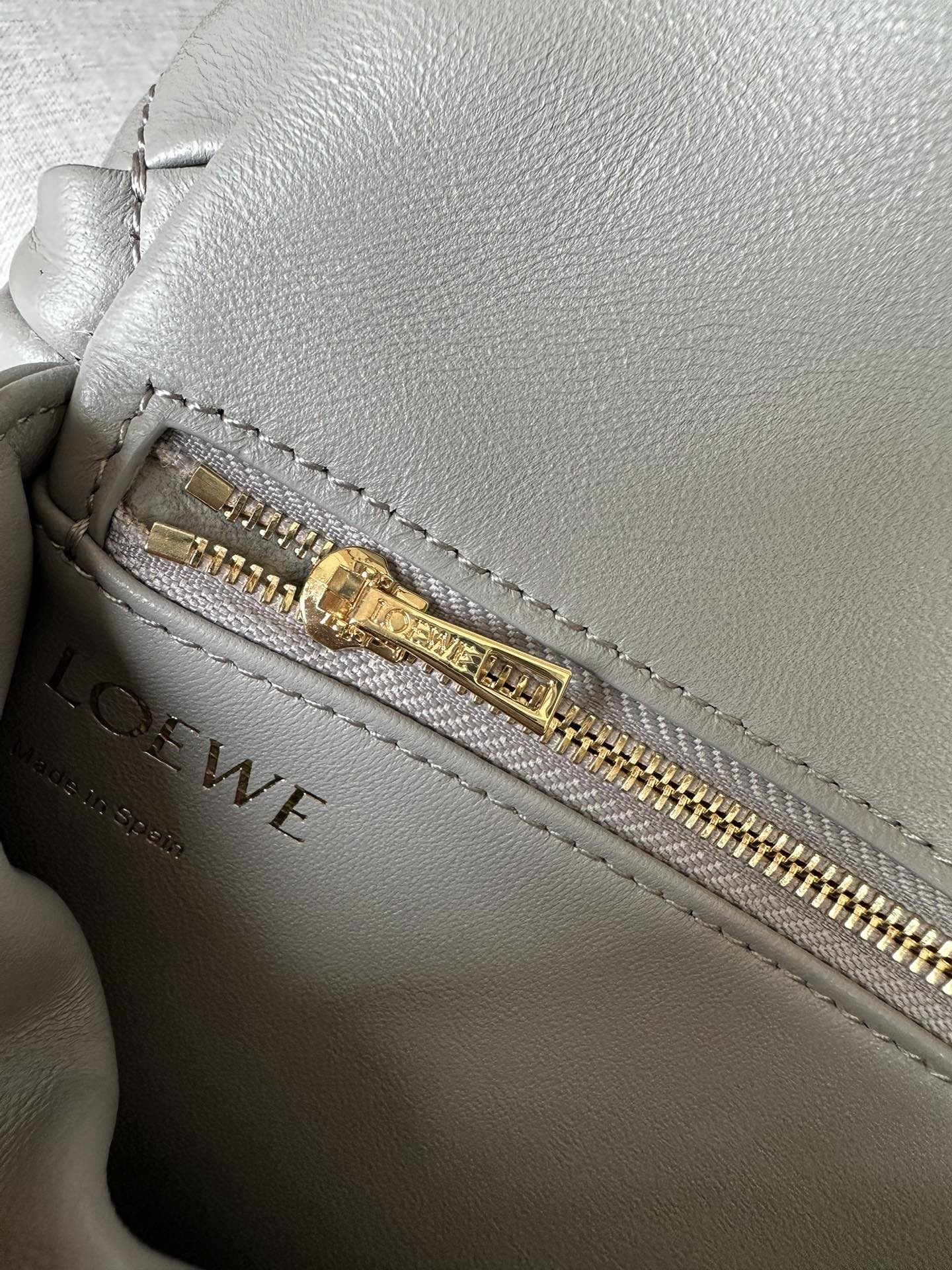 LOEWE Mini Puffer Goya in pleated shiny nappa lambskin 20x6x13cm