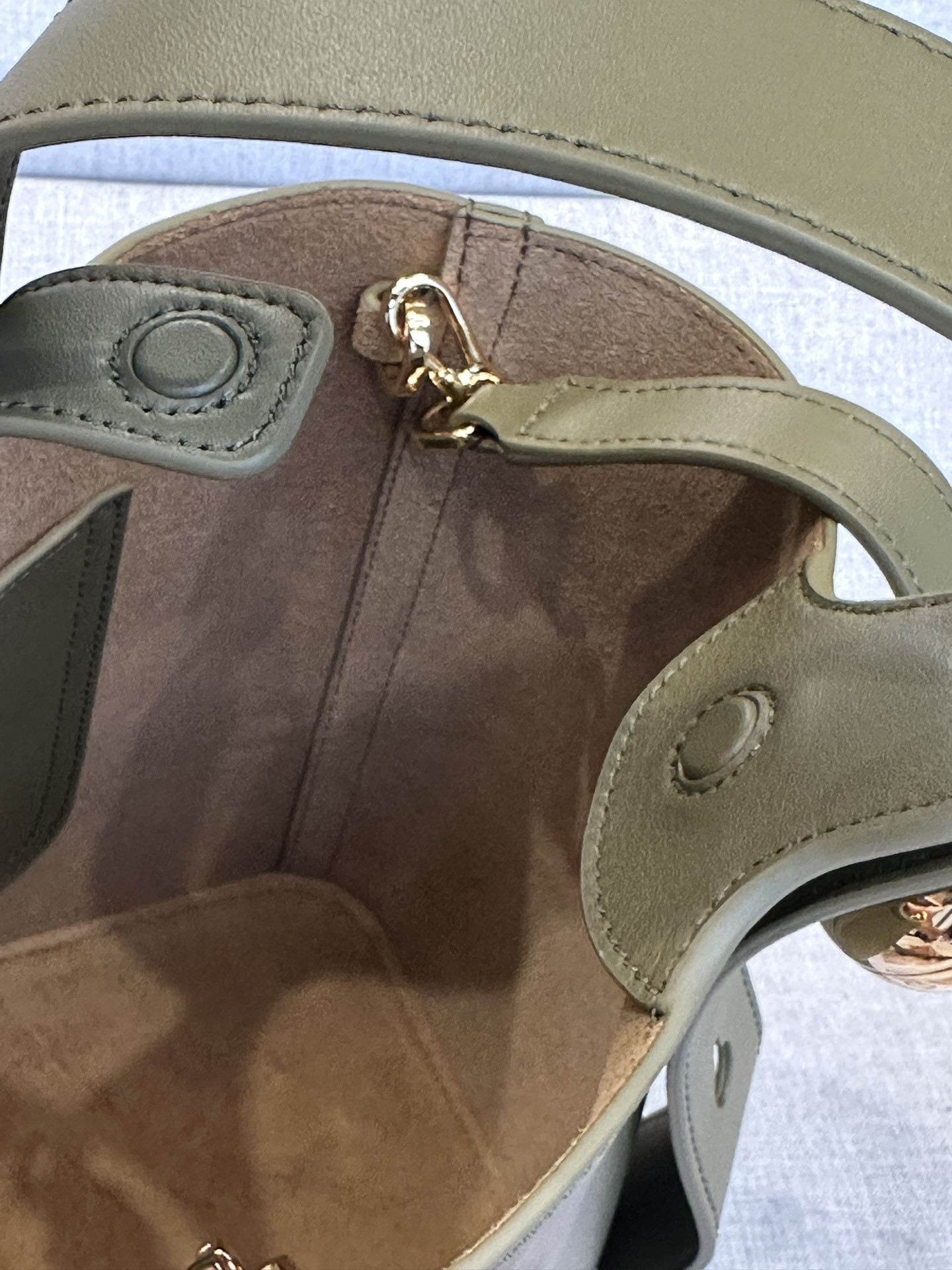 LOEWE Mini Pebble bucket in mellow calfskin 19.5x16x16cm