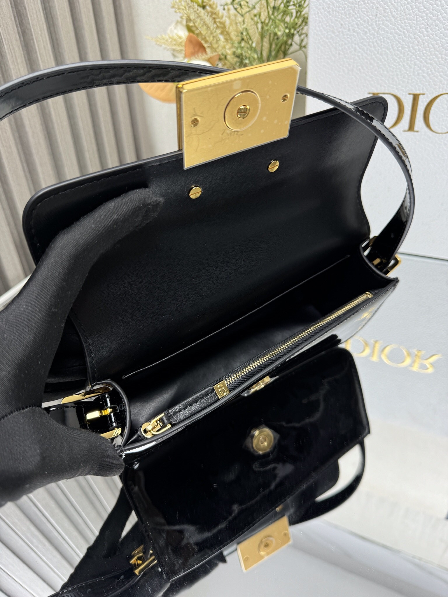 Dior Miss Dior flap bag 22 x 11 x 6 cm(Patent Calfskin)