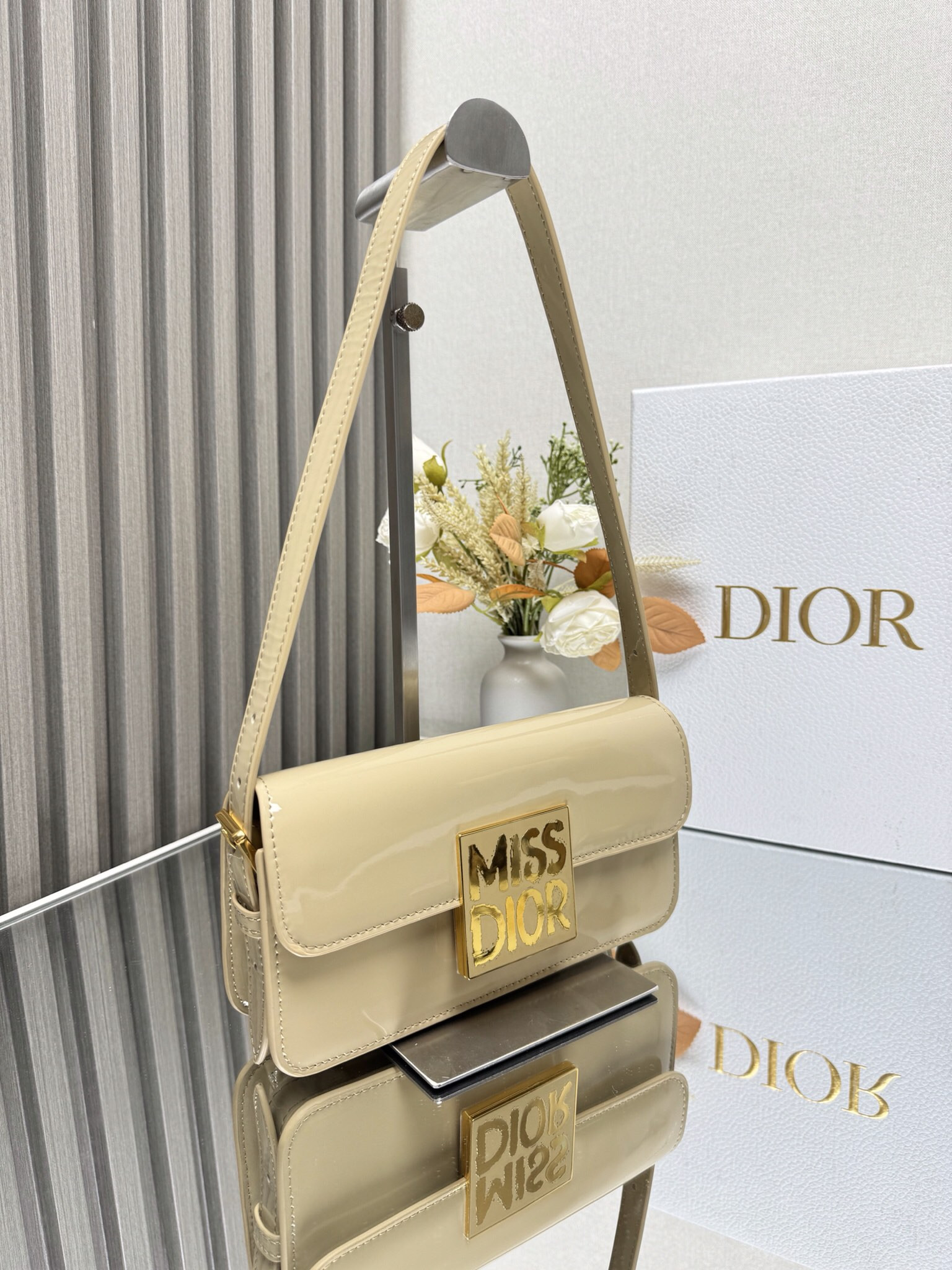 Dior Miss Dior flap bag 22 x 11 x 6 cm(Patent Calfskin)
