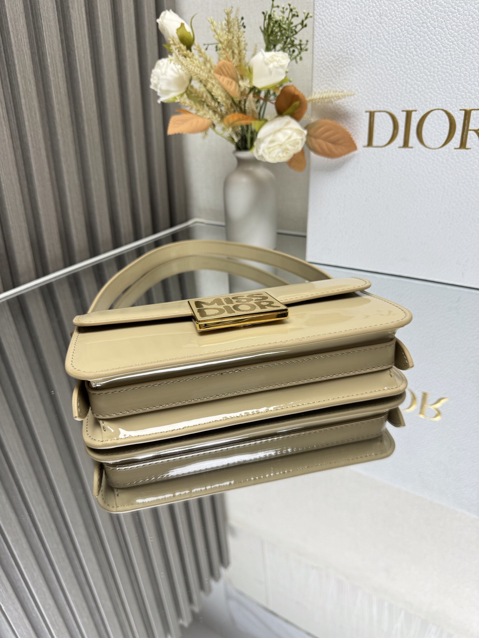 Dior Miss Dior flap bag 22 x 11 x 6 cm(Patent Calfskin)