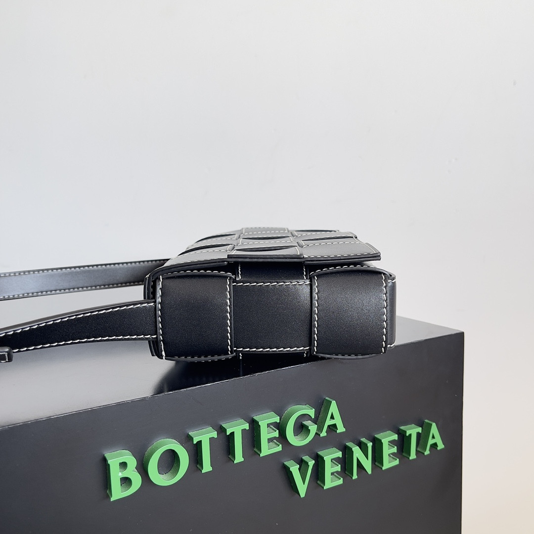 Bottega Veneta Cassette 15x23x5cm