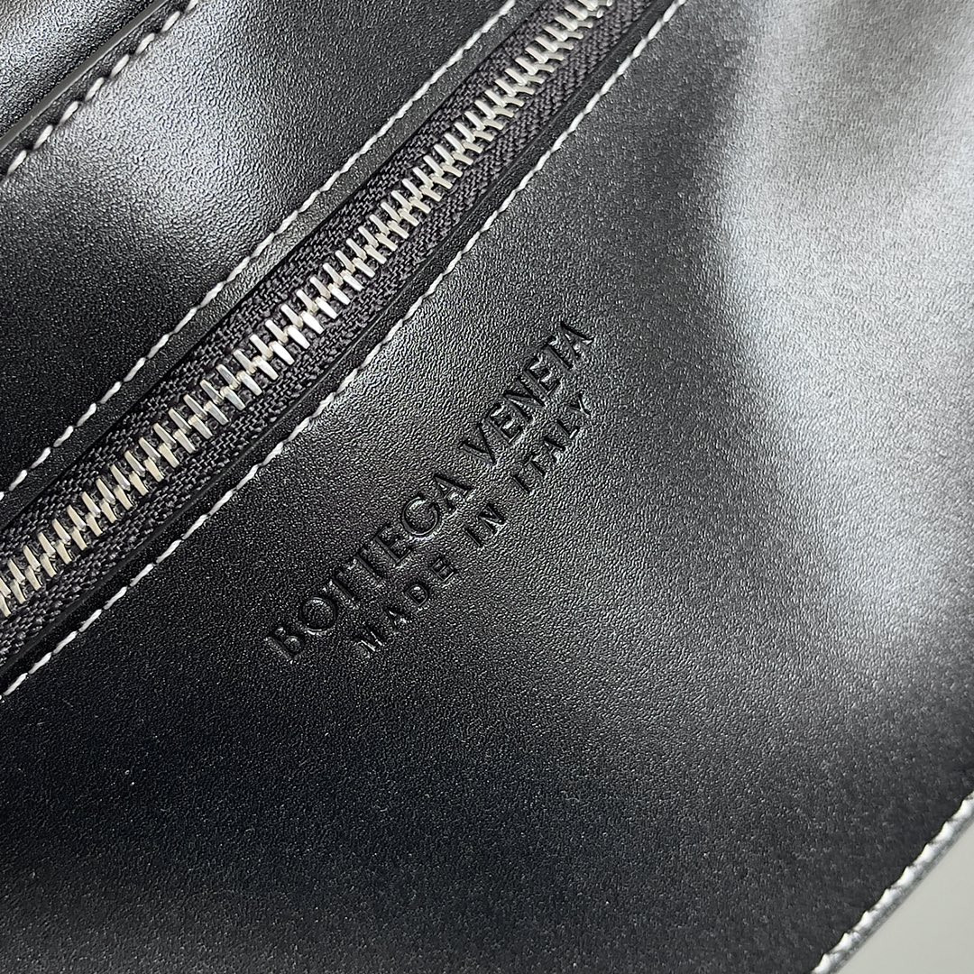 Bottega Veneta Cassette 15x23x5cm