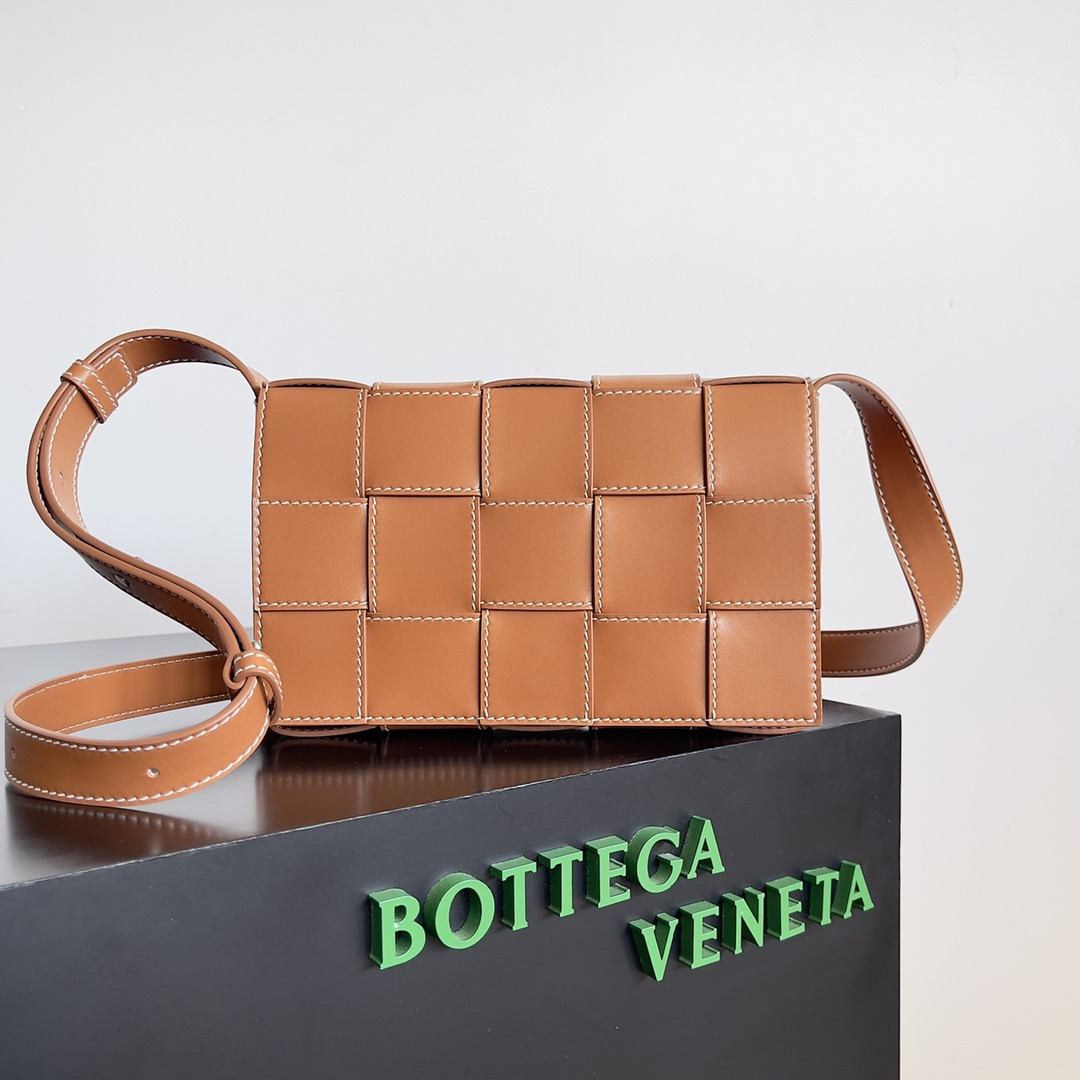 Bottega Veneta Cassette 15x23x5cm