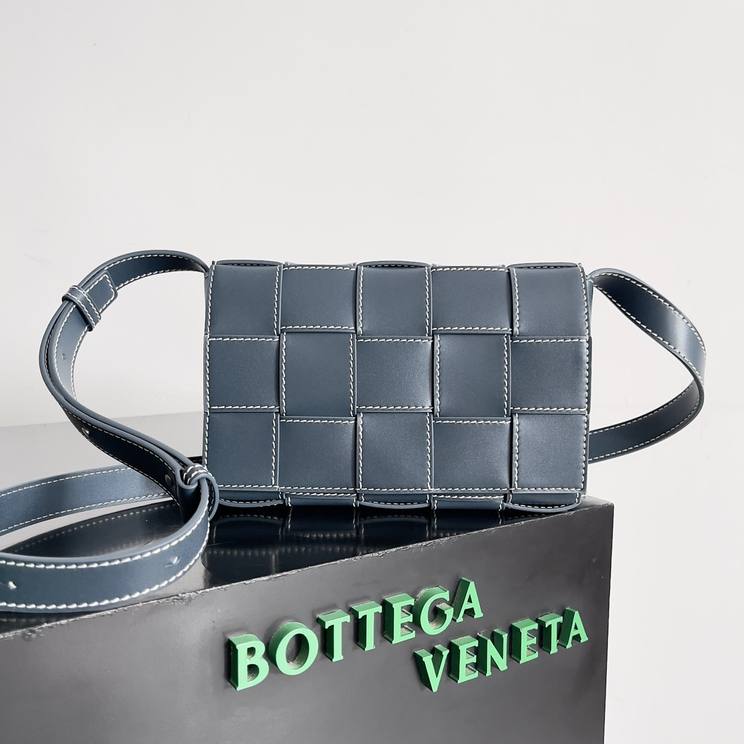 Bottega Veneta Cassette 15x23x5cm