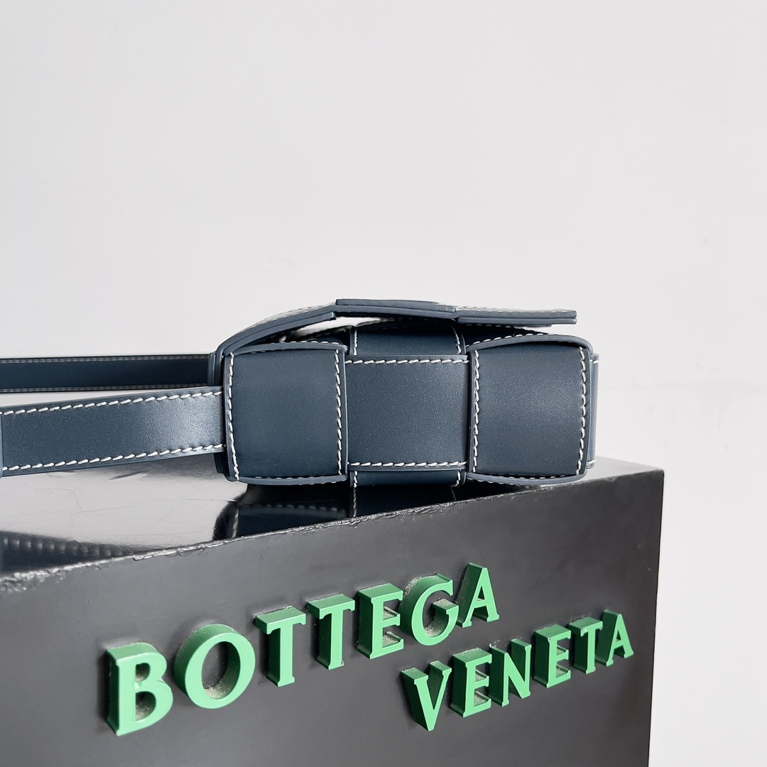 Bottega Veneta Cassette 15x23x5cm
