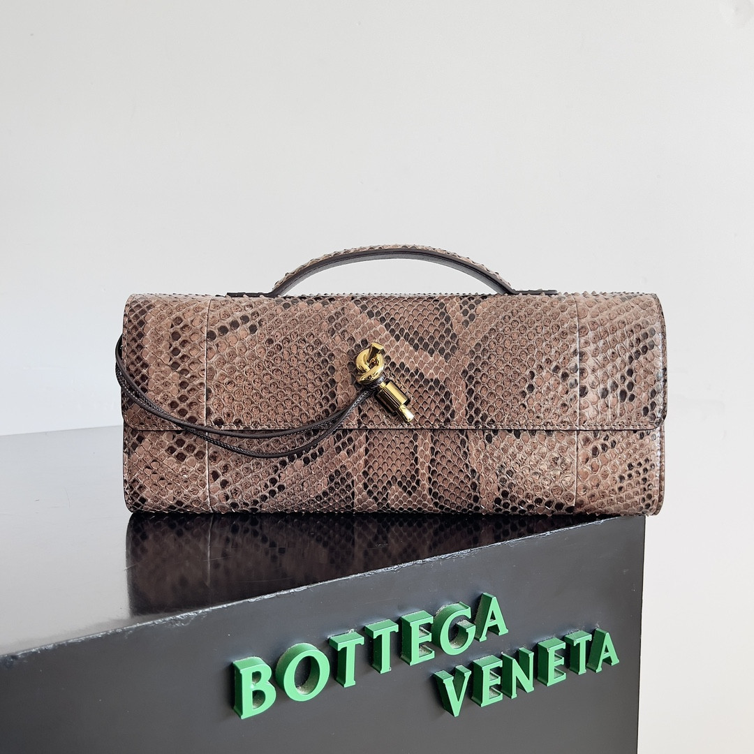 Bottega Veneta Andiamo Clutch 31x13x3cm
