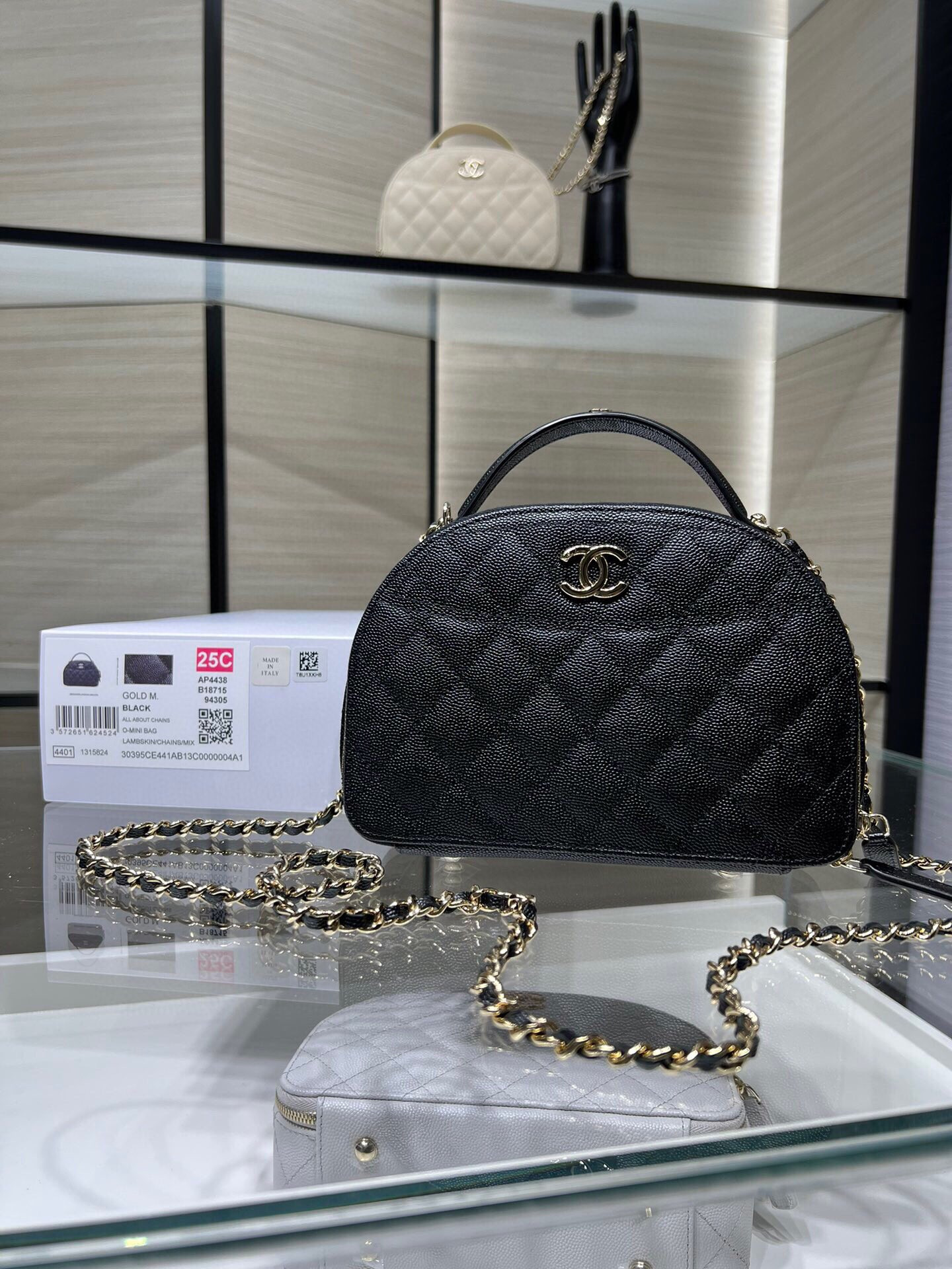 Chanel 25C Chain shell bag 18X16X6cm