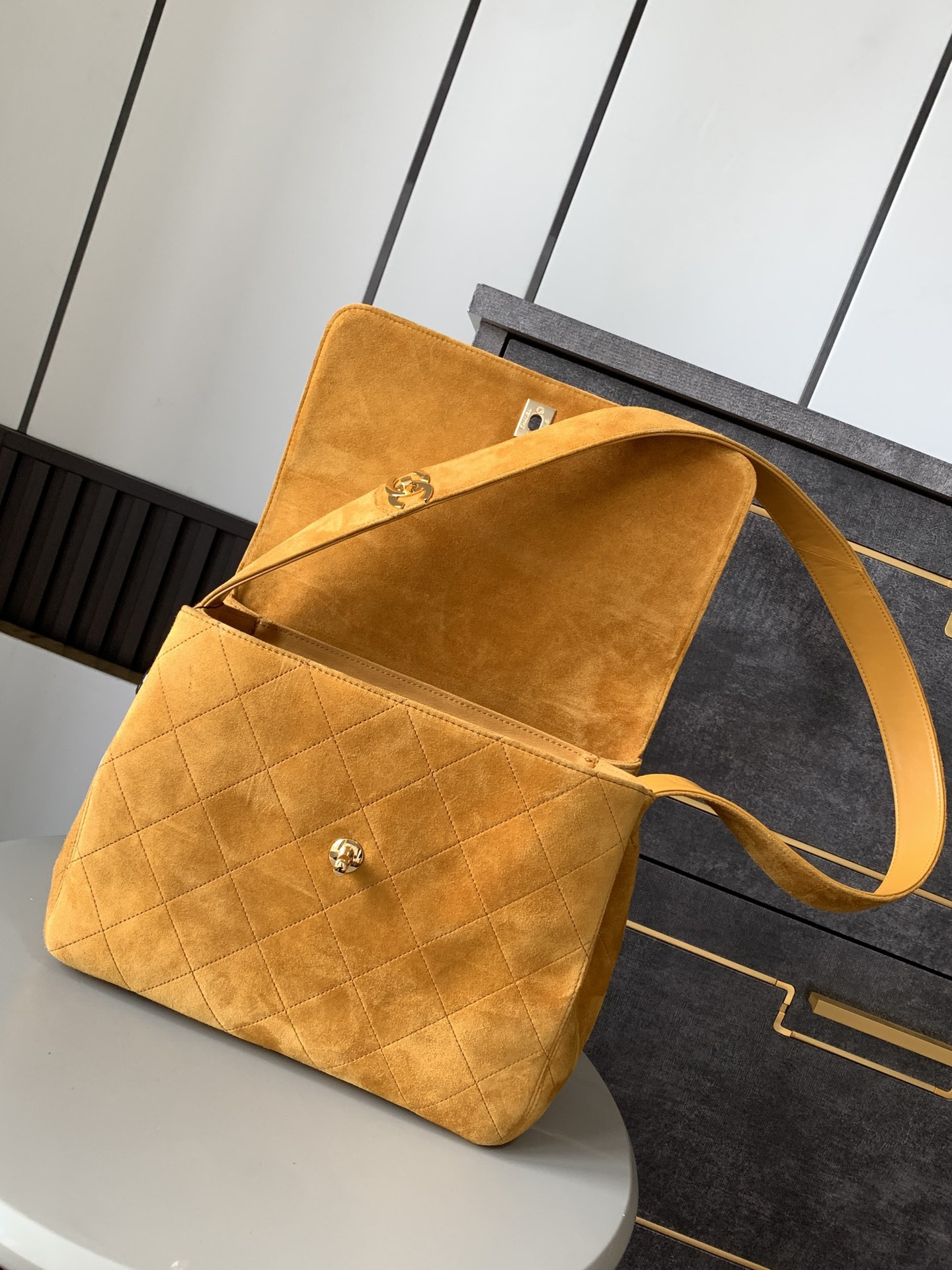 CHANEL Vintage bag 28x12.5x24cm