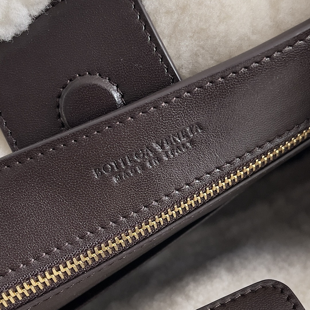 Bottega Veneta Small Andiamo 25x22x10.5cm