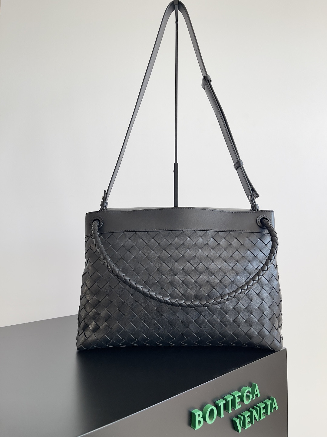 Bottega Veneta Medium Andiamo Messenger 37x26x13cm
