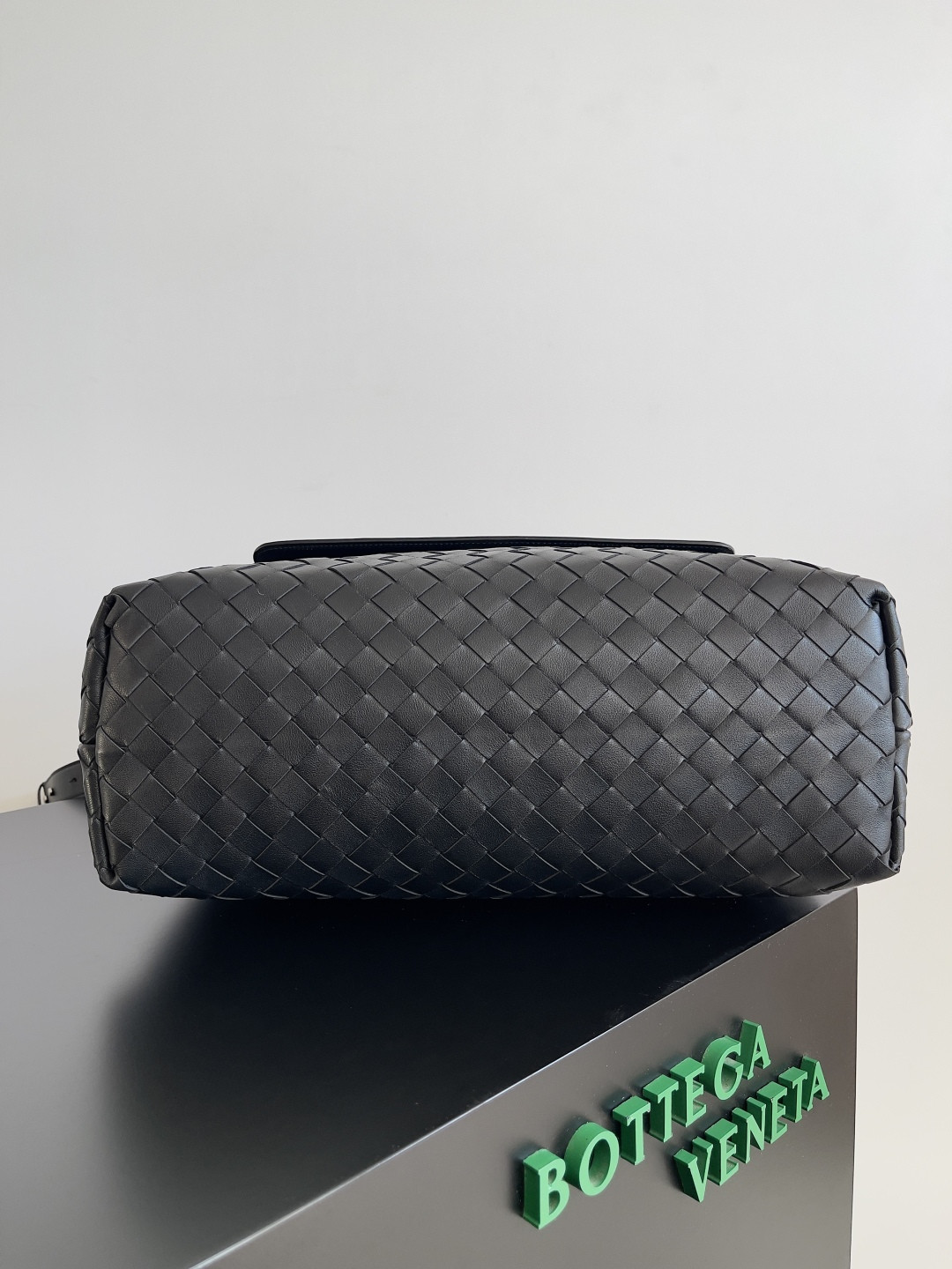 Bottega Veneta Medium Andiamo Messenger 37x26x13cm