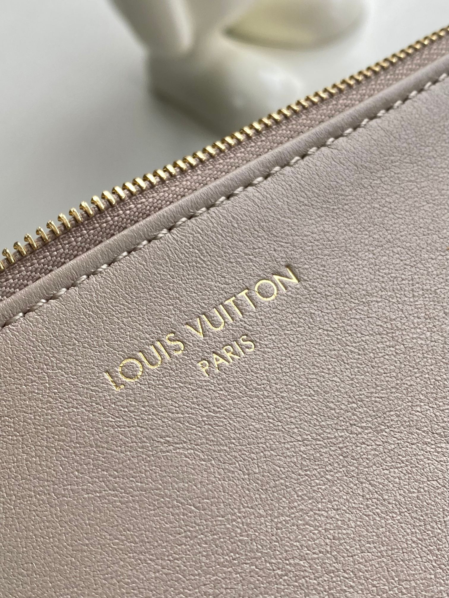 LV Coussin Hobo M12071 38x33x10CM