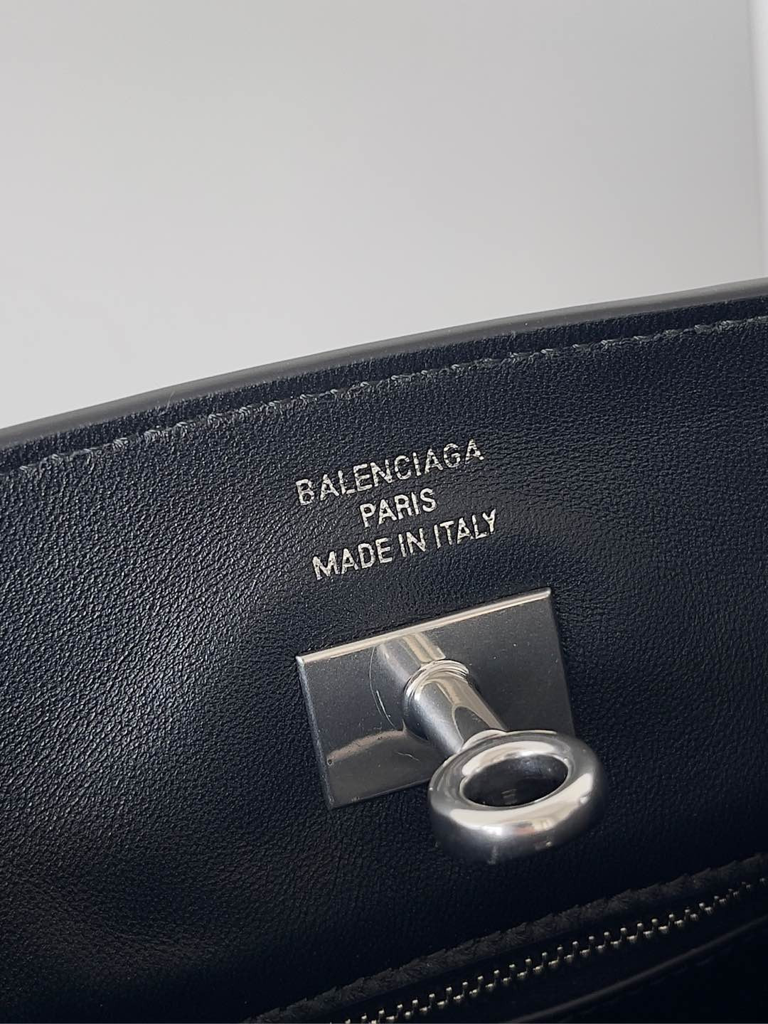 Balenciaga Bel Air Hobo 26.9×25.9×9.9cm 811018m