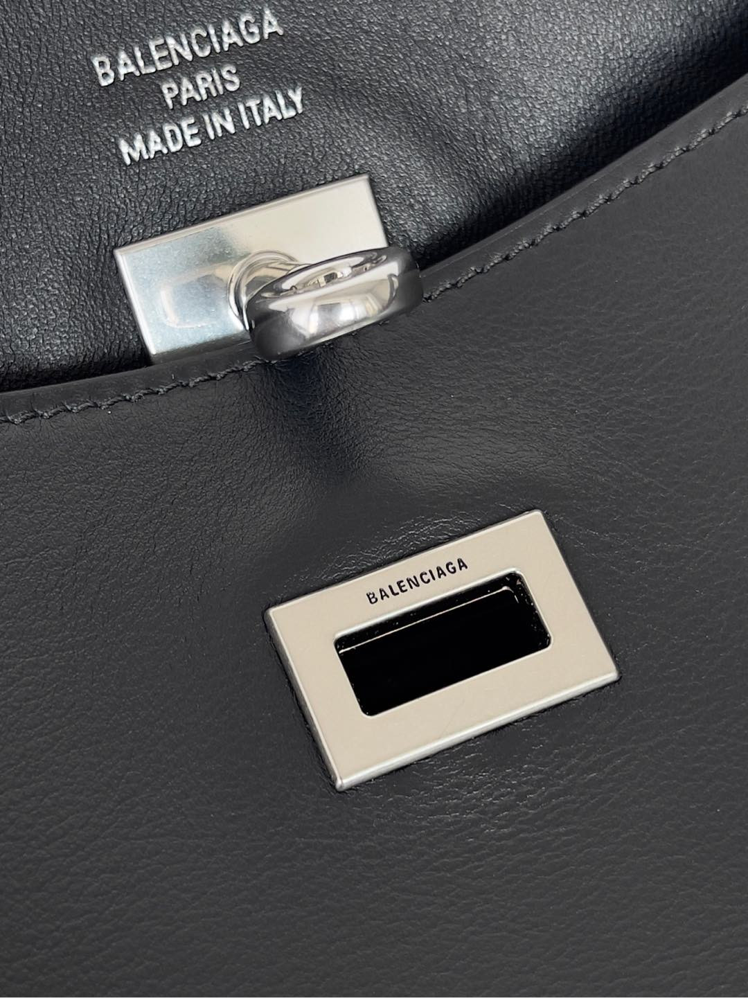 Balenciaga Bel Air Hobo 26.9×25.9×9.9cm 811018m