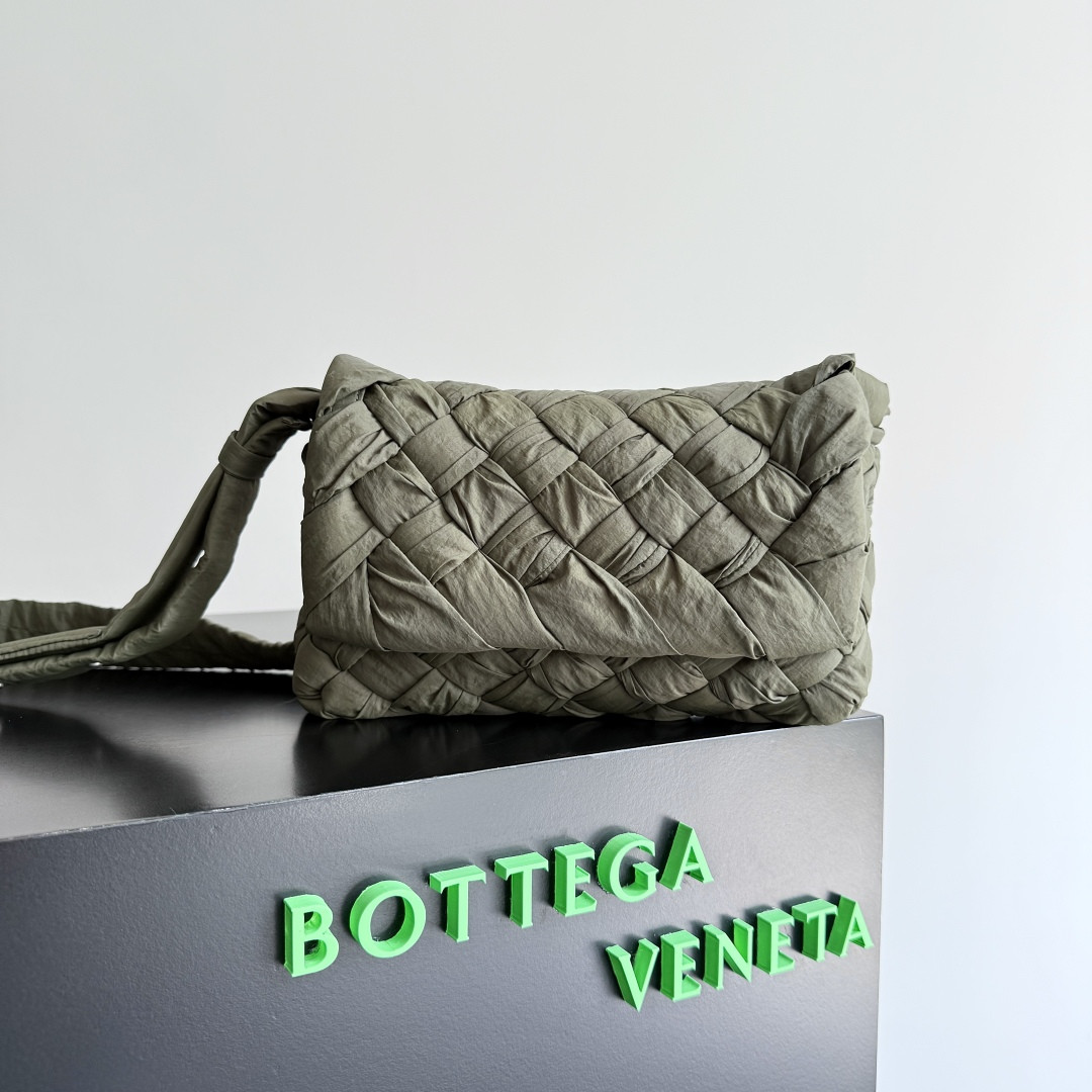 Bottega Veneta Small Rumple Messenger 21x14x5cm