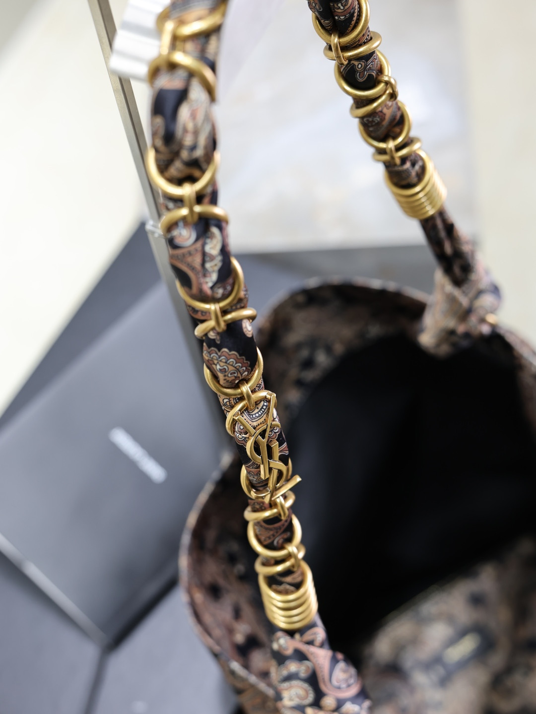 YSL Amalia (silk twill) 42x50x1cm