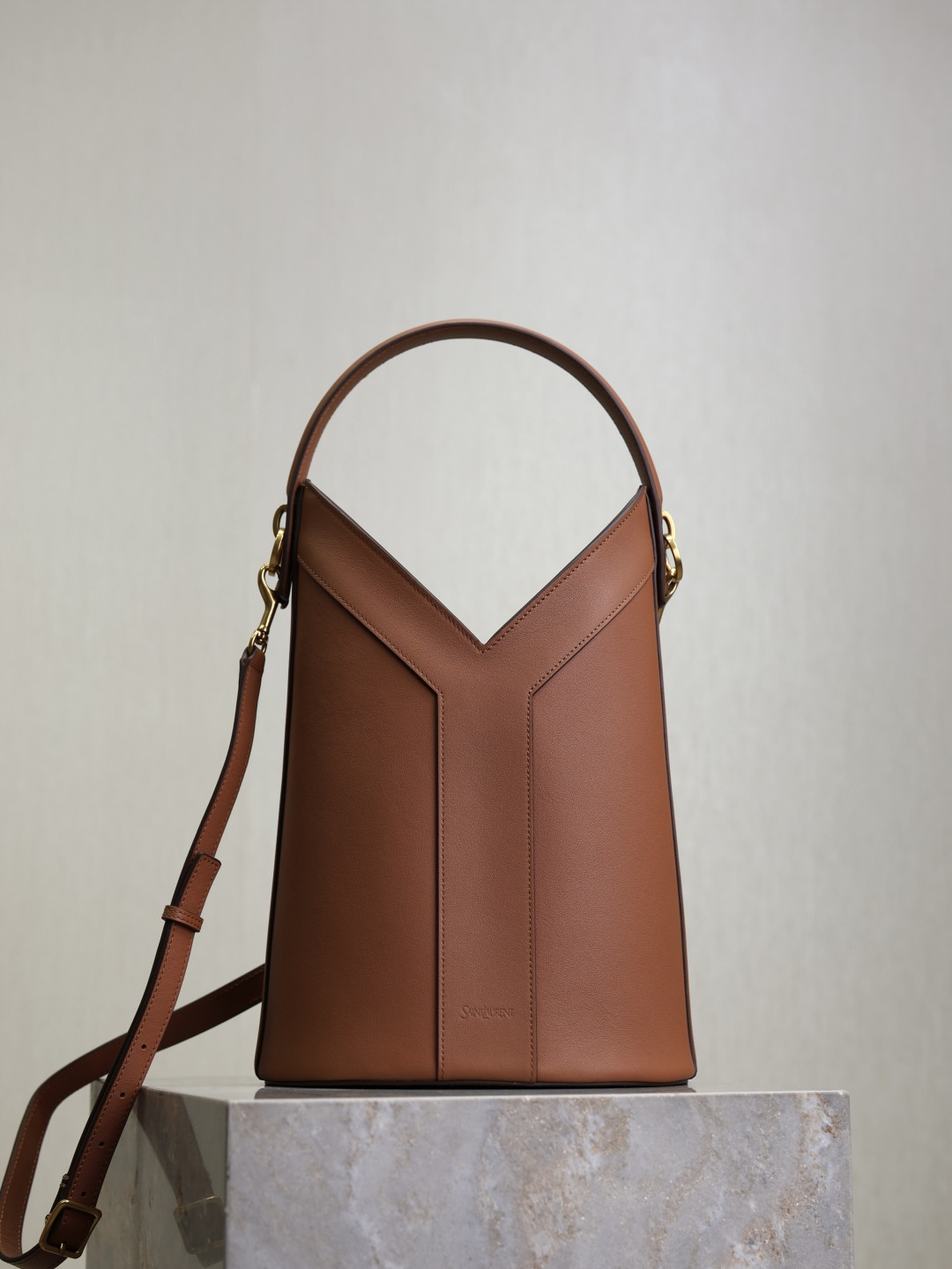 YSL Y top-handle bucket in leather 25x22-34x3-15cm