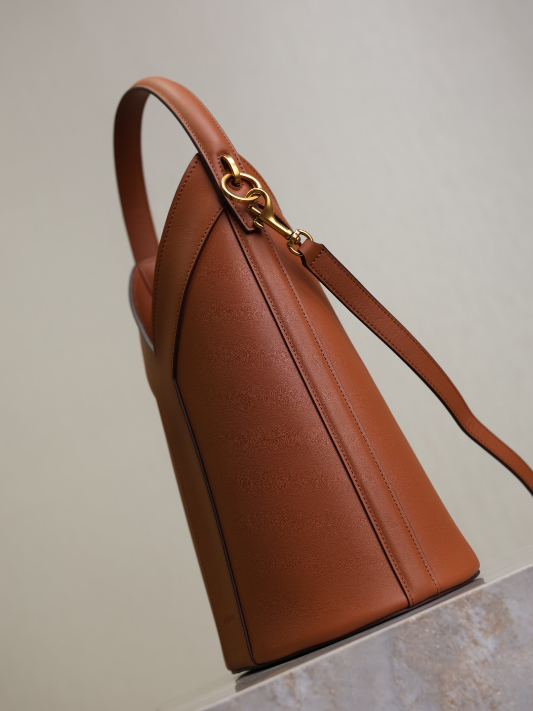 YSL Y top-handle bucket in leather 25x22-34x3-15cm