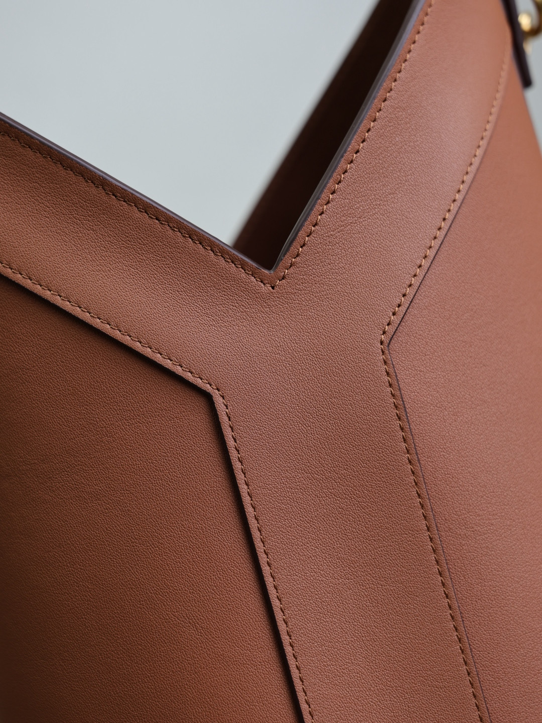 YSL Y top-handle bucket in leather 25x22-34x3-15cm