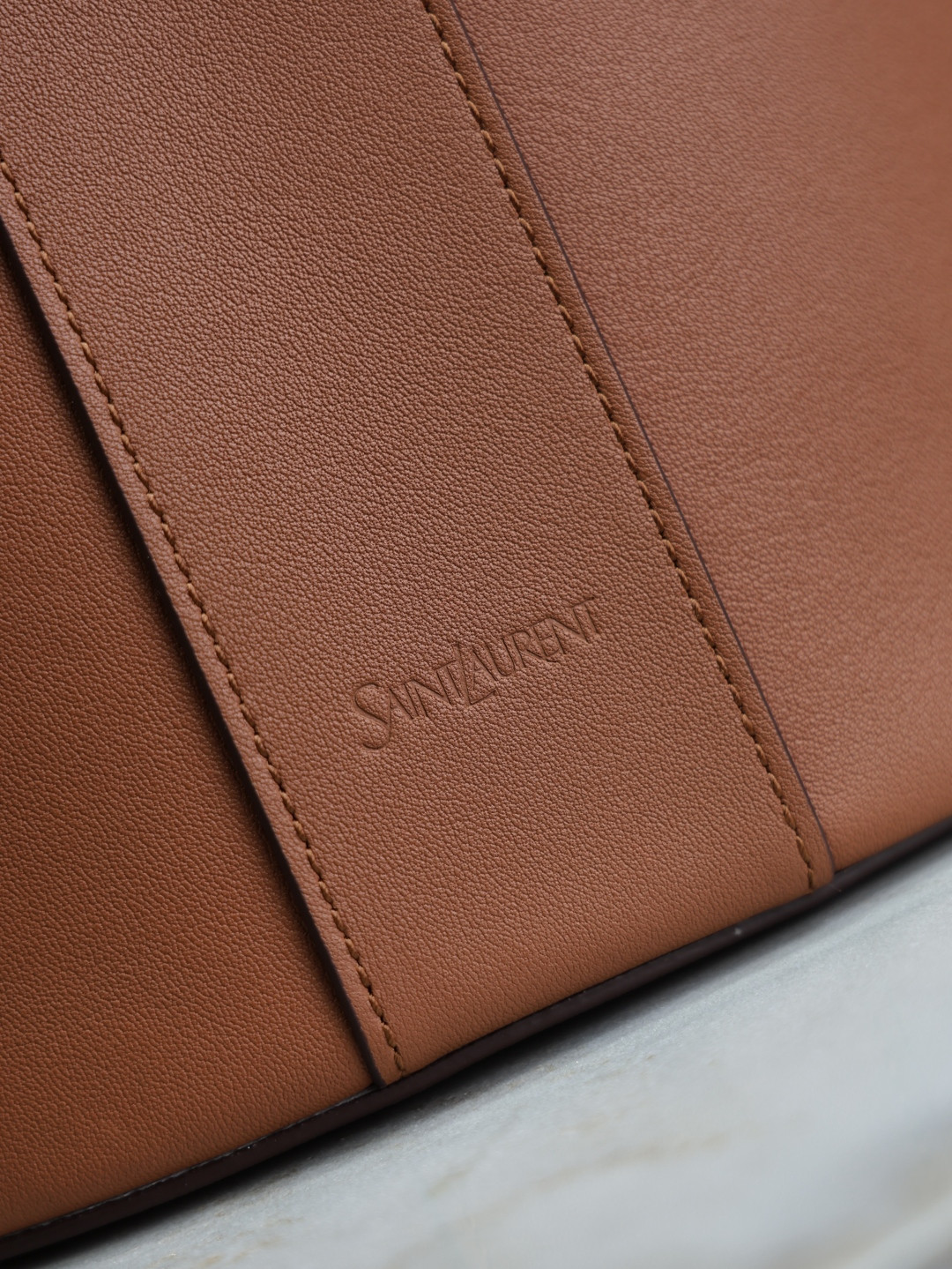 YSL Y top-handle bucket in leather 25x22-34x3-15cm