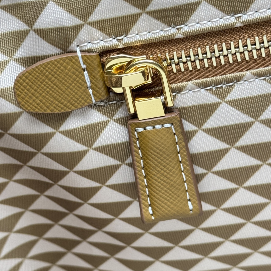 Prada Re-Nylon Tessuto Triangolo Tote Bag 33x29x14cm