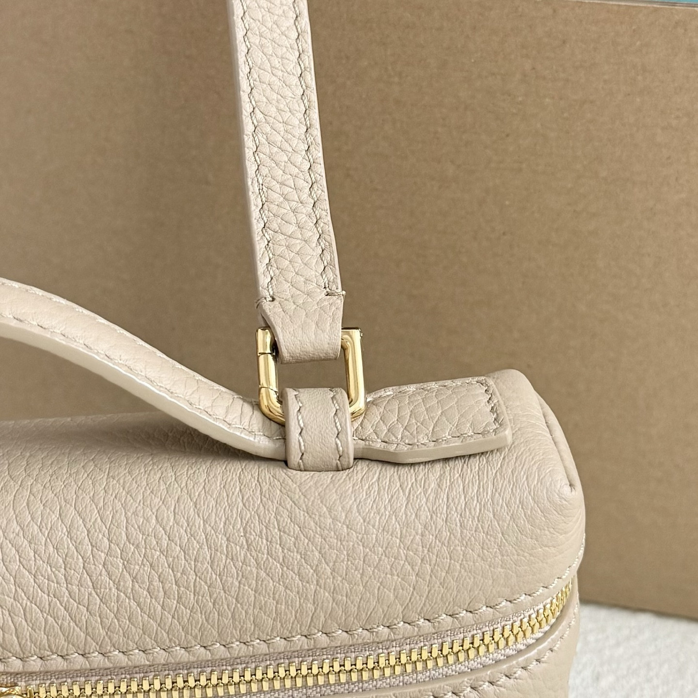 Loro Piana Extra Pocket L19 Grained Calfskin 11 x 19 x 6.5 cm