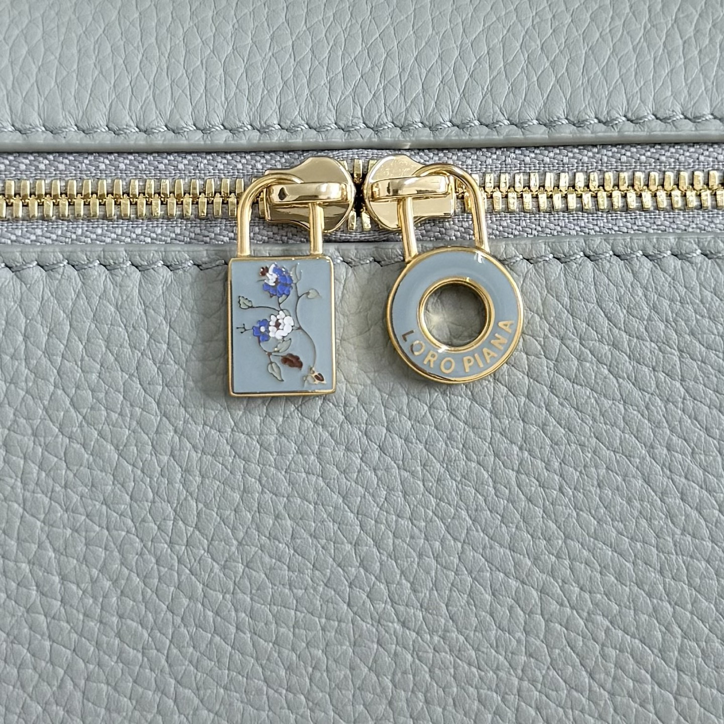 Loro Piana Extra Pocket L19 Grained Calfskin 11 x 19 x 6.5 cm