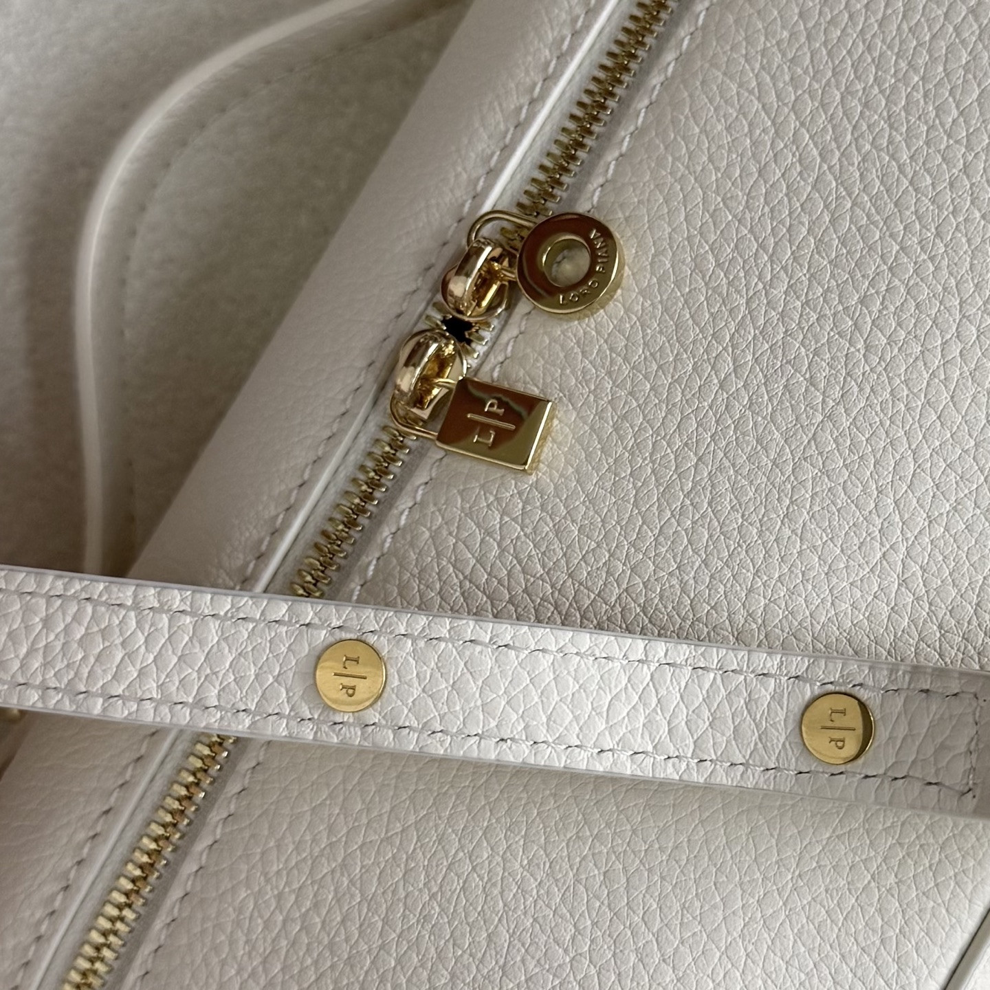 Loro Piana Extra Pocket L19 Grained Calfskin 11 x 19 x 6.5 cm