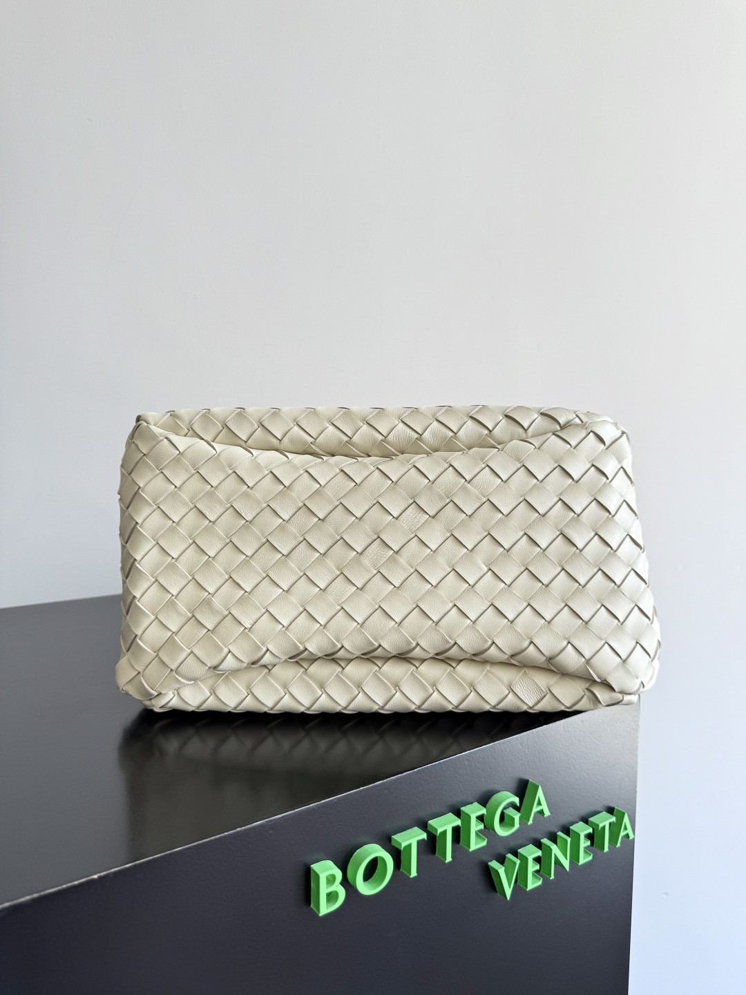 Bottega Veneta Medium Campana 20x33x16.5cm